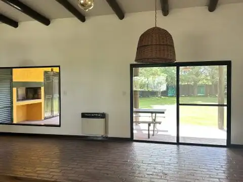 Casa 4 ambientes con 2 baños