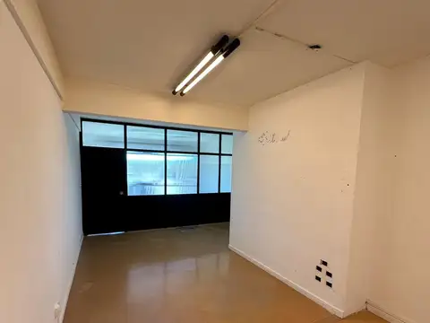 Excelente oficina al frente.