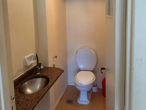 Excelente oficina al frente.