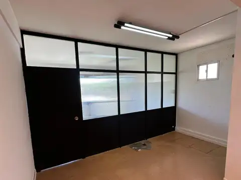 Excelente oficina al frente.