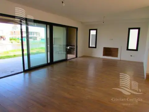 Venta - Casa 6/Seis Ambientes, a la laguna, Balcón, Jardín - Laguna Grande, Villanueva