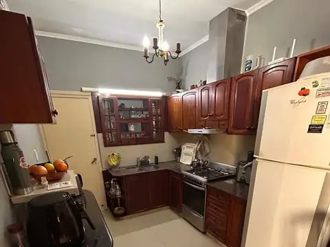 Casa 8 ambientes con 2 baños