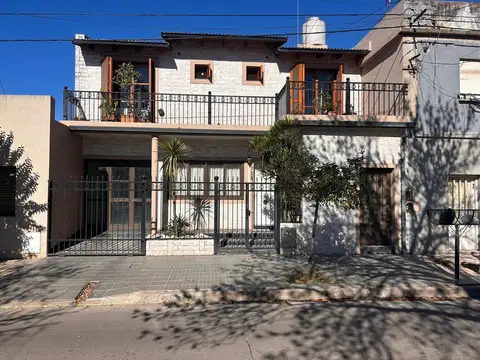 Casa de categoría en venta | 3 dormitorios, piscina y cochera | Casilda