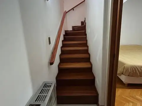 Casa 8 ambientes con 2 baños