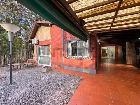 CASA EN VENTA 4 AMBIENTES PARQUE LELOIR CON JARDIN PILETA APTA CREDITO
