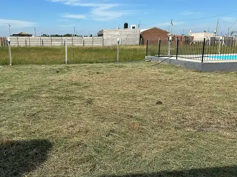 Casa con pileta sobre 2 lotes en Domselaar – Barrio abierto