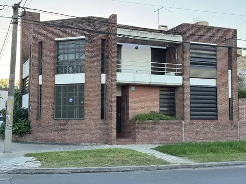 Venta de Casa en  macrocentro de 3 dormitorio con jardín verde y piscina