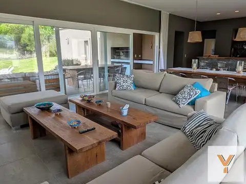 Casa 6 ambientes con 2 baños