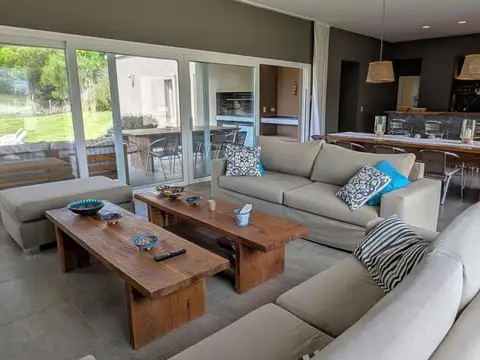 Casa 6 ambientes con 2 baños