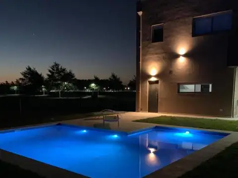 Casa en Venta con 3 cocheras