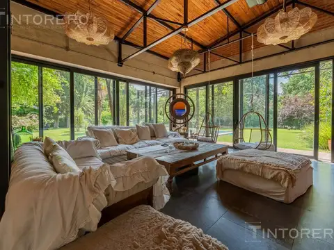 Exclusiva casa de diseño 5 ambientes con parque y piscina en Parque Leloir.