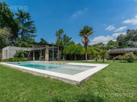 Exclusiva casa de diseño 5 ambientes con parque y piscina en Parque Leloir.