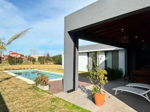 Casa en alquiler en San Sebastián Pilar 4 ambientes