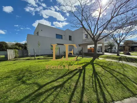Casa 6 ambientes con 3 baños