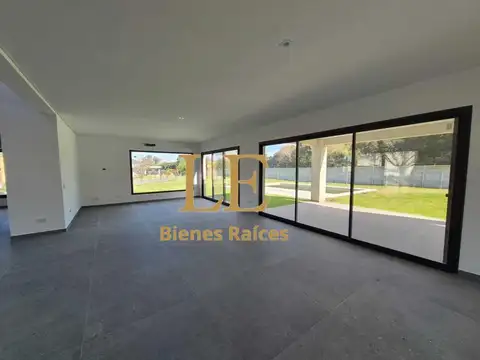 Casa en Venta con 4 cocheras