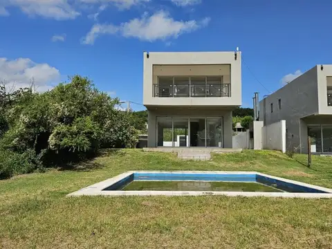 Duplex sobre Av. Costanera con vista al río, 2 dormitorios en Suite! Pileta y Jardín!