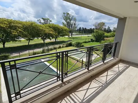 Duplex sobre Av. Costanera con vista al río, 2 dormitorios en Suite! Pileta y Jardín!
