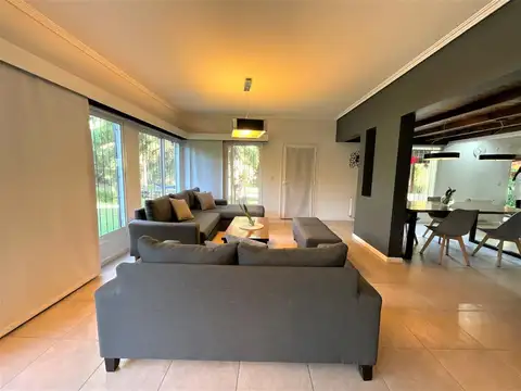 Hermosa Casa en venta de 4 ambientes y amplio parque en Ranelagh