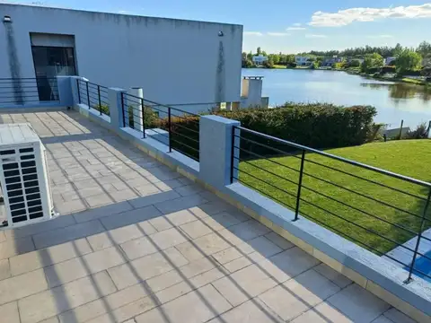 Casa de 8 ambientes vista al lago, alquiler anual.