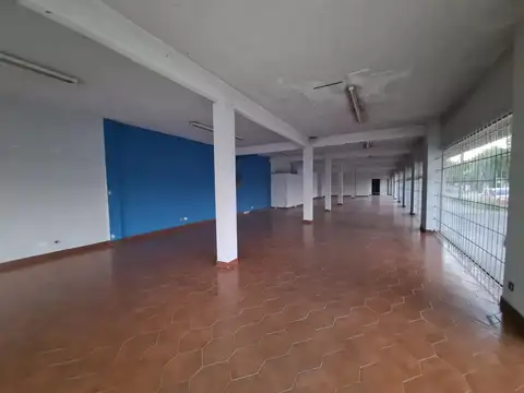Amplio Local comercial sobre Sarmiento en Glew