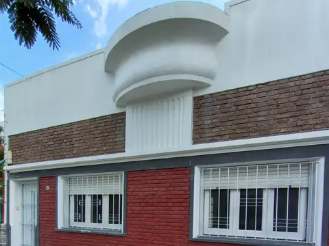 CASA EN HORIZONTAL AL FRENTE ENTRADA INDEPENDIENTE  RECICLADA - EN EXCELENTE ESTADO – SIN EXPENSAS – PATIO Y TODO TERRAZA 