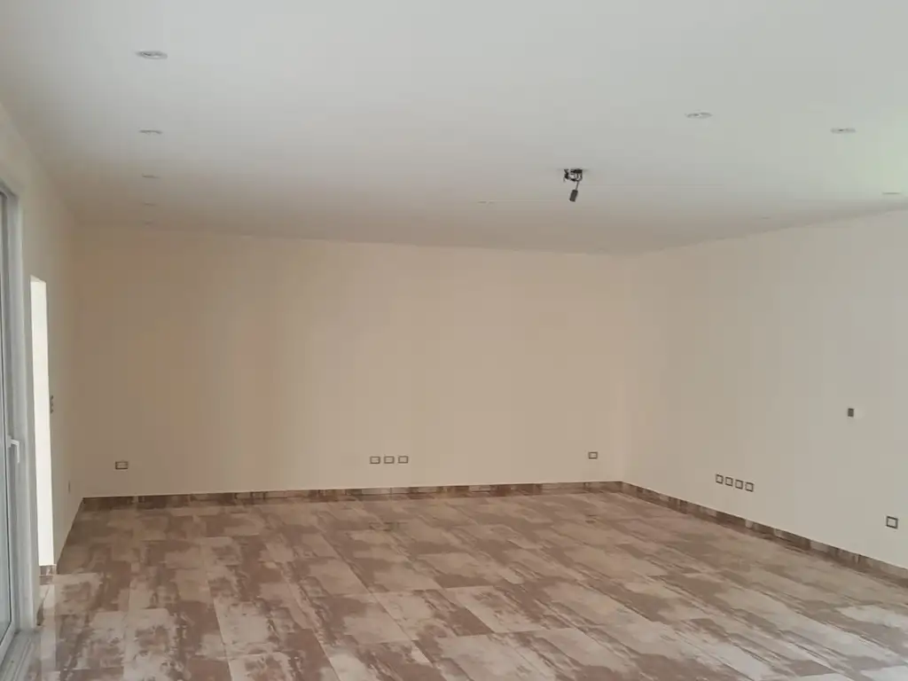 Casa - 294,61  m² Cubierta | 3 dormitorios | 4 baños | 4 ambientes | 2 cocheras | 1 toilette