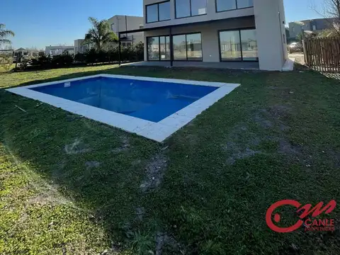Casa en venta c/ cochera en San Sebastián