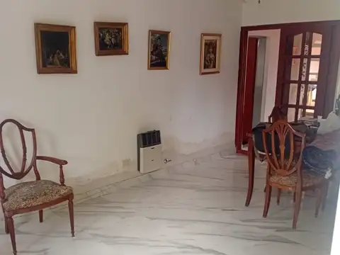 Casa 6 ambientes con 2 baños