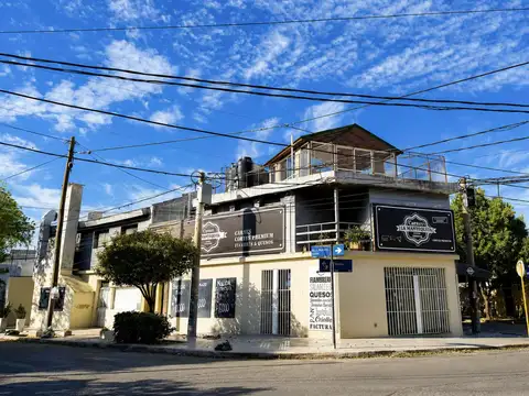 Local comercial esquina en barrio jardín