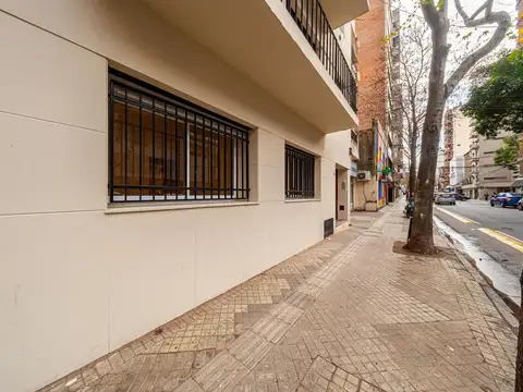 Buenos Aires  al 1600 a mts de Pellegrini y Plaza Lopez.