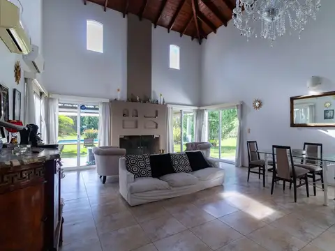 Casa en Venta con 2 cocheras