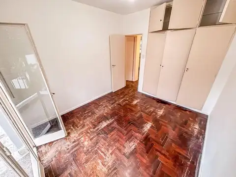 Depto de 3 ambientes. 2º piso por escalera al contra frente.