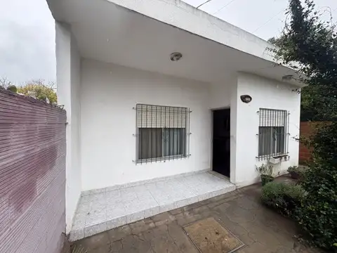 Casa 3 Ambientes con un dpto atrás