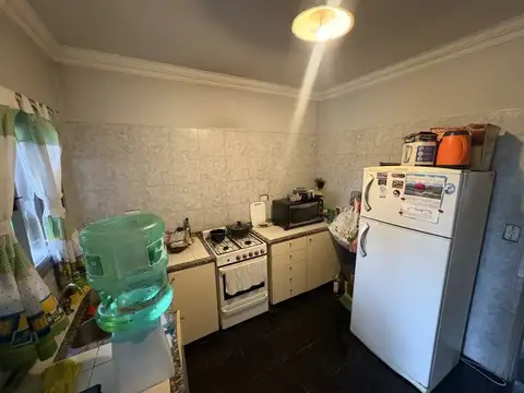 Casa 3 Ambientes con un dpto atrás