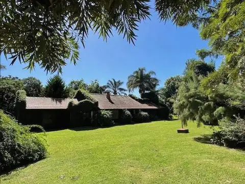 Casa con verde y pileta en venta Club el Moro