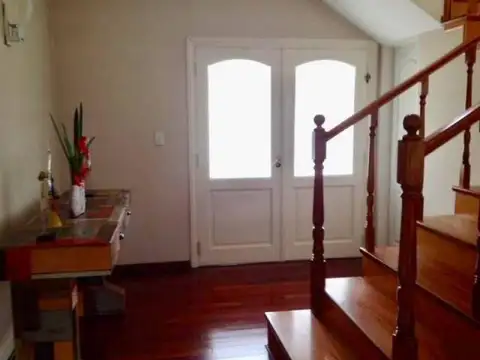 Casa 7 ambientes con 2 baños