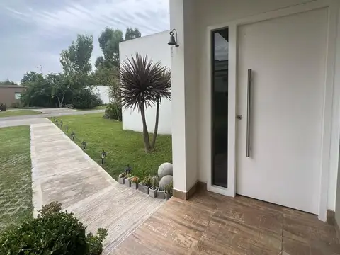 Casa en Venta en Countries y Barrios Cerrados en Berazategui, USD 260.000
