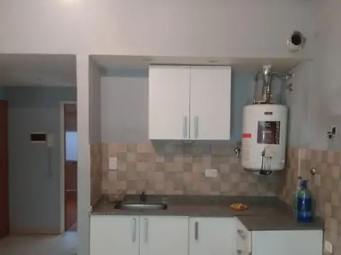 DPTO 2 AMB. AL FTE SOBRE IMPORTANTE AVENIDA