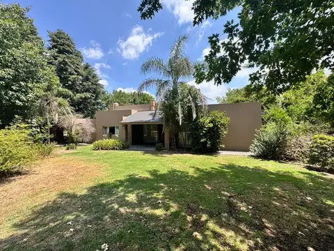 CASA EN VENTA 4 DORMITORIOS MÁS DEPENDENCIA DE SERVICIO EXTERIOR PISCINA PARRILLA EN ALTOS DE MANZANARES, PILAR