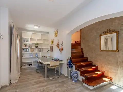 Casa en venta en Olivos, residencial, refaccionada totalmente, 4 dormitorios, pileta.