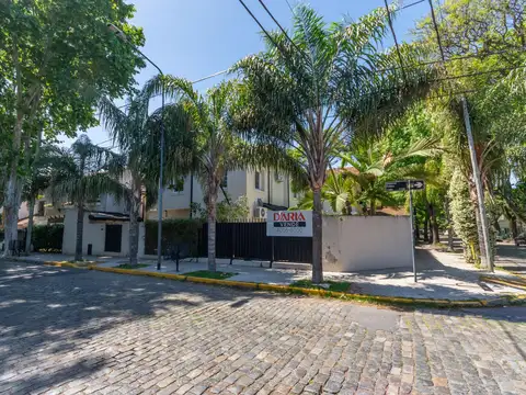 Casa en venta en Olivos, residencial, refaccionada totalmente, 4 dormitorios, pileta.