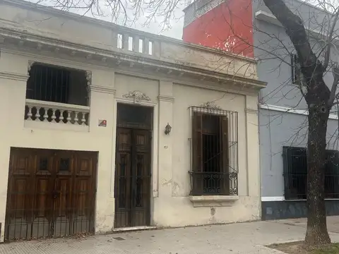 Casa en venta en Villa Urquiza. Gran terraza. Opción vivienda, gastronómico o comercial