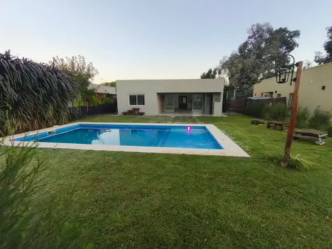 Venta de Lindísima Casa moderna en una Planta con piscina