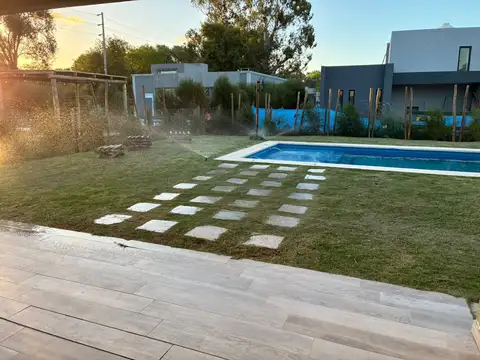 Casa 4 ambientes con 2 baños