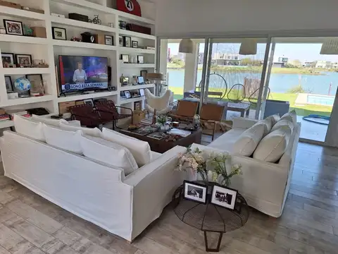 Casa 4 ambientes con 2 baños