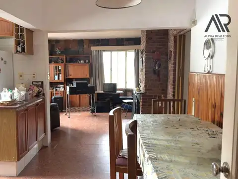 Casa 7 ambientes con 2 baños