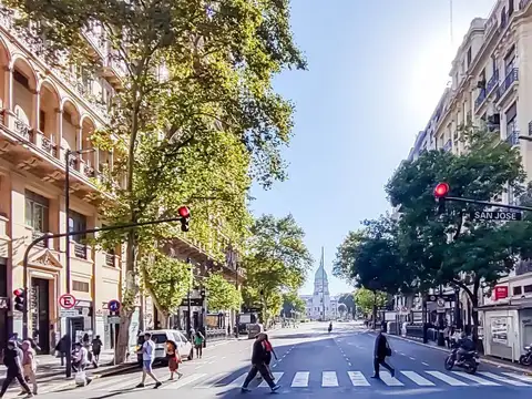 LOCAL EN GALERIA  AV DE MAYO 1324 