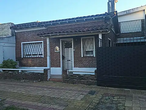 VENTA- CASA 3 AMB CON DEPTO 2AMB.- MORON