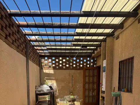Casa en venta c/ cochera en Godoy Cruz