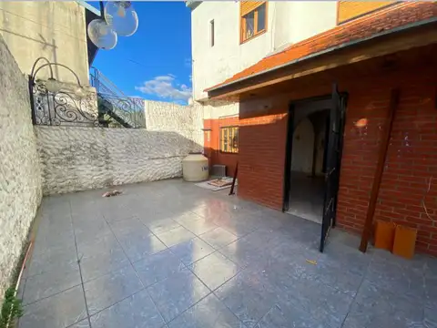 Casa en  venta de 4 ambientes con patio, parrilla y cochera - Wilde